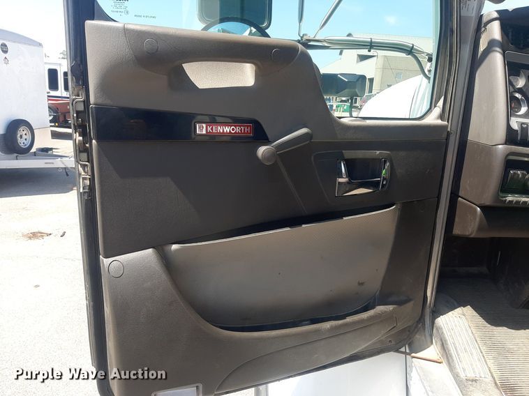 image for item DO3089 2010 Kenworth T400  dump truck