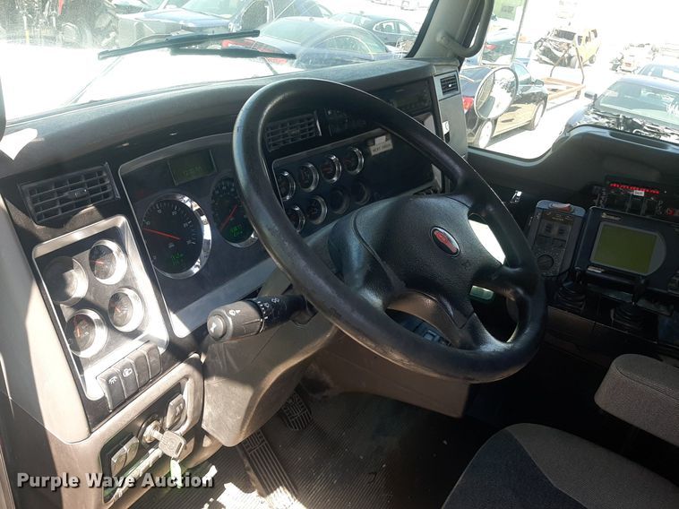 image for item DO3089 2010 Kenworth T400  dump truck