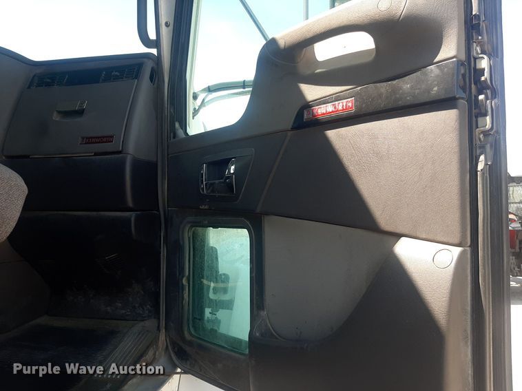 image for item DO3089 2010 Kenworth T400  dump truck