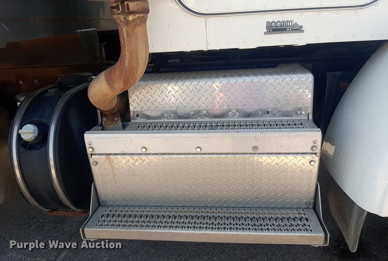 image for item DO3090 2011 Peterbilt 365  dump truck