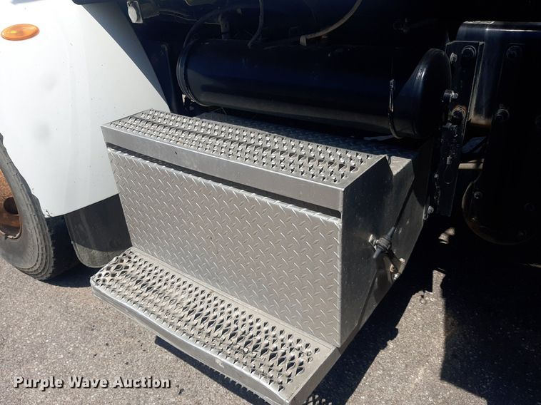 image for item DO3090 2011 Peterbilt 365  dump truck