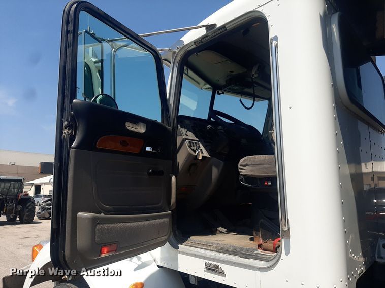 image for item DO3090 2011 Peterbilt 365  dump truck