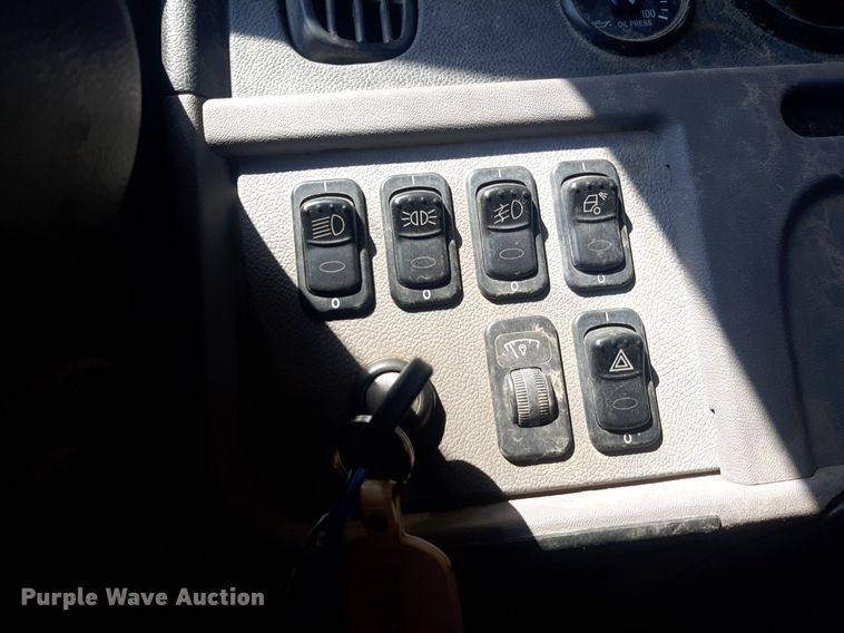 image for item DO3090 2011 Peterbilt 365  dump truck