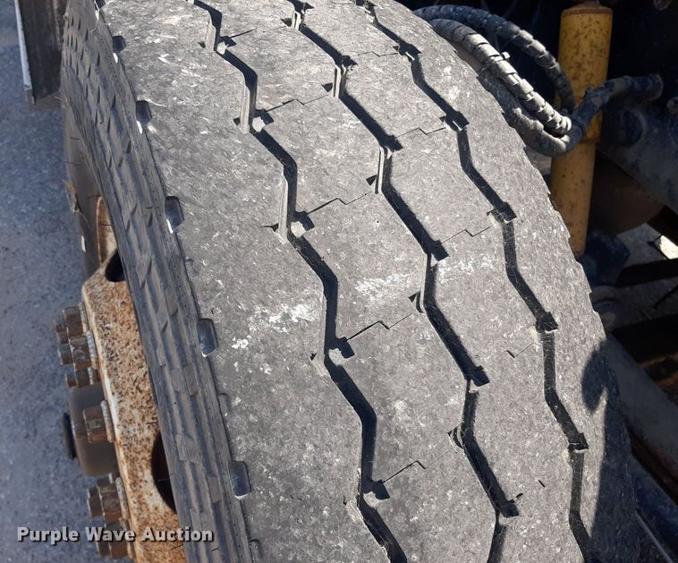 image for item DO3090 2011 Peterbilt 365  dump truck