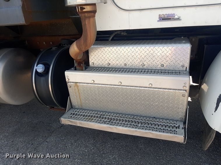 image for item DO3091 2011 Peterbilt 365  dump truck