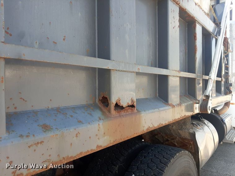 image for item DO3091 2011 Peterbilt 365  dump truck