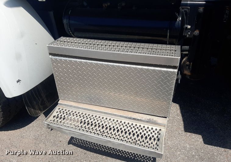 image for item DO3091 2011 Peterbilt 365  dump truck