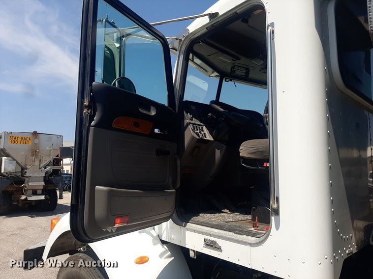 image for item DO3091 2011 Peterbilt 365  dump truck