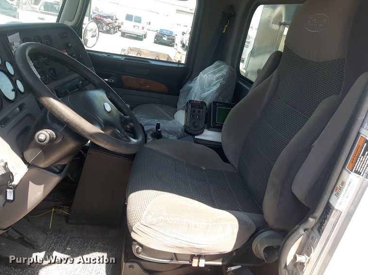 image for item DO3091 2011 Peterbilt 365  dump truck