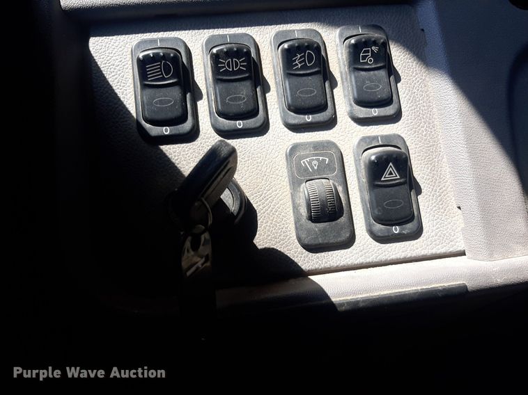 image for item DO3091 2011 Peterbilt 365  dump truck