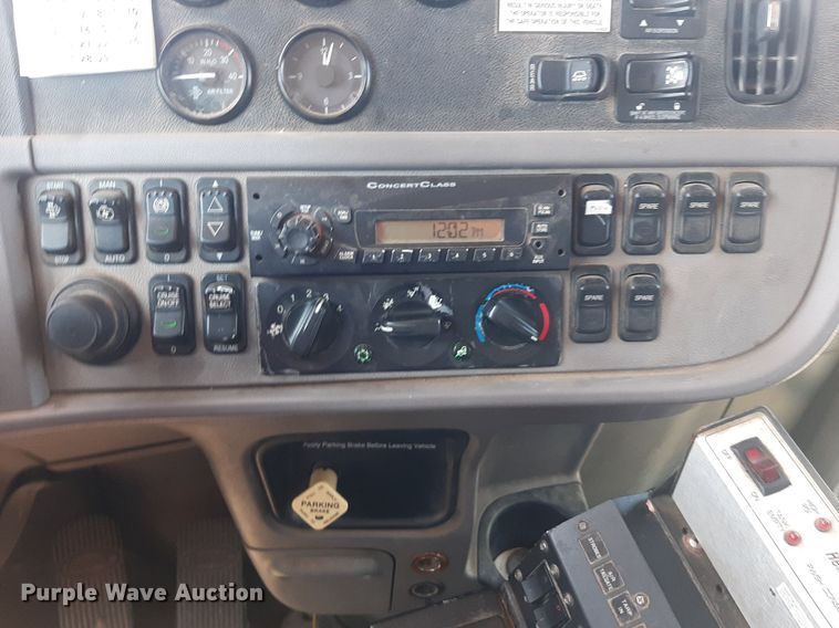 image for item DO3091 2011 Peterbilt 365  dump truck