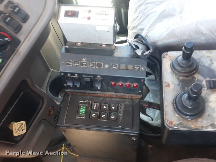 image for item DO3091 2011 Peterbilt 365  dump truck