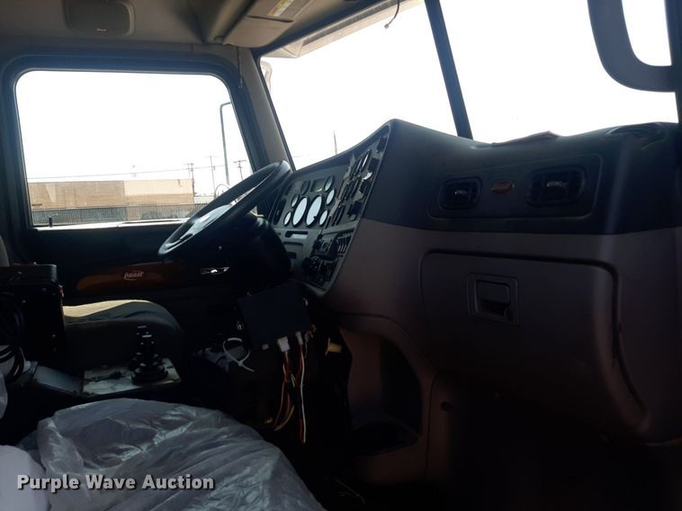 image for item DO3091 2011 Peterbilt 365  dump truck