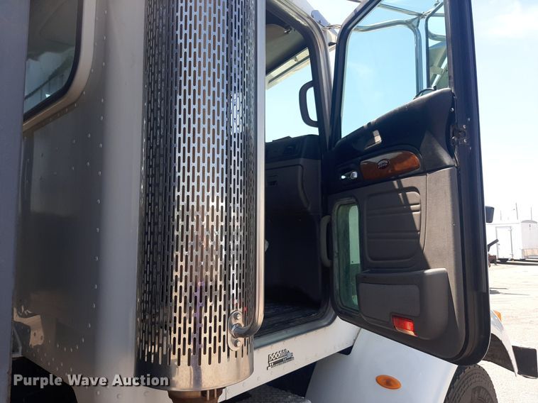 image for item DO3091 2011 Peterbilt 365  dump truck