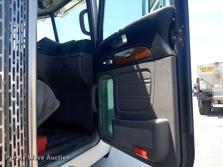 image for item DO3091 2011 Peterbilt 365  dump truck