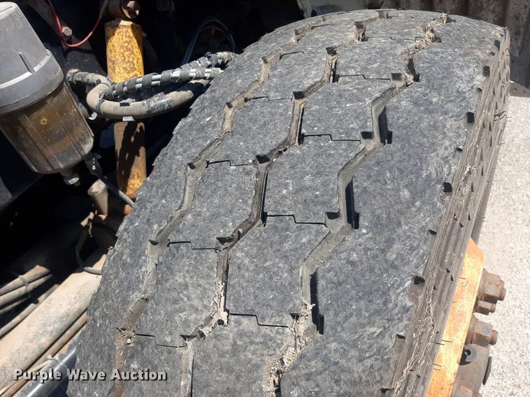 image for item DO3091 2011 Peterbilt 365  dump truck