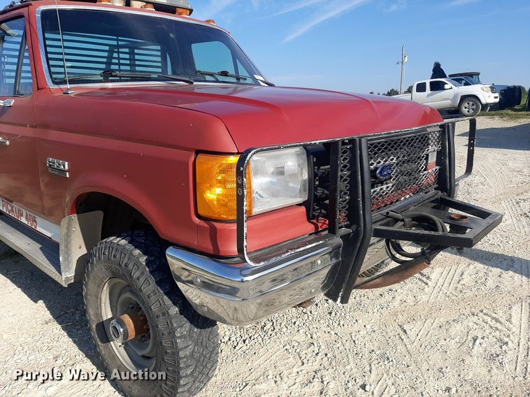 image for item DO3117 1988 Ford F350  flatbed pickup truck