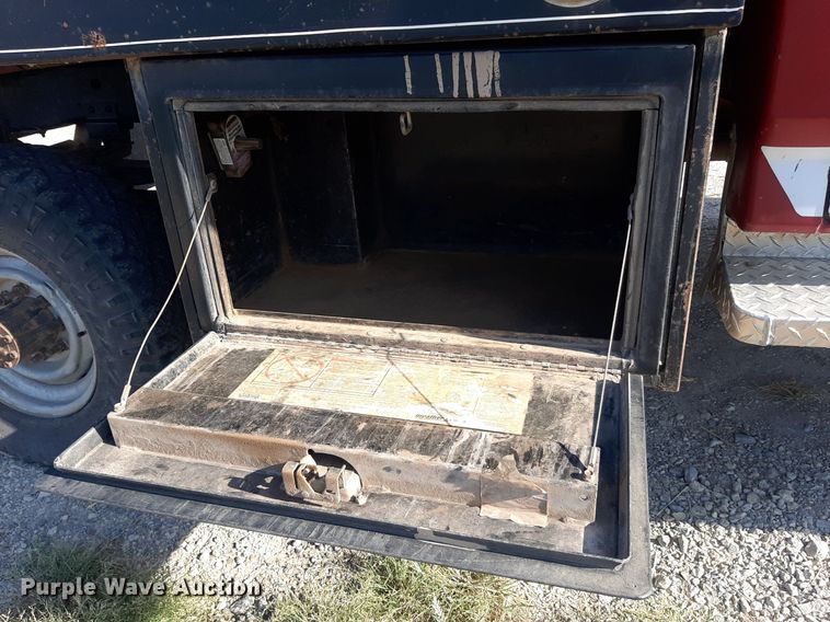 image for item DO3117 1988 Ford F350  flatbed pickup truck