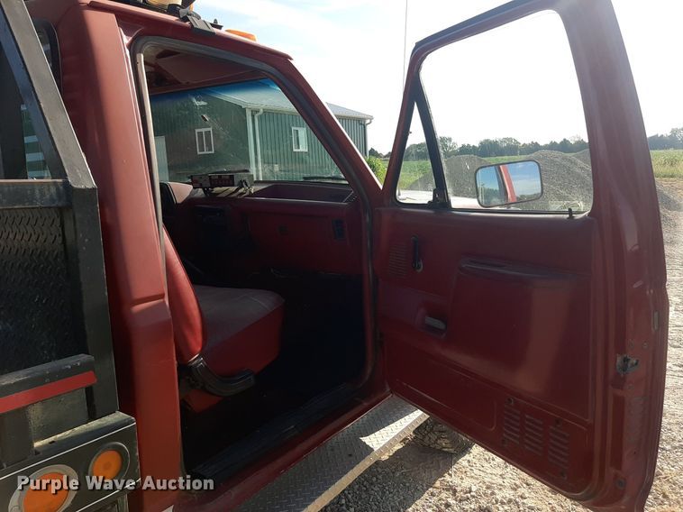 image for item DO3117 1988 Ford F350  flatbed pickup truck