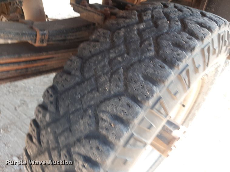 image for item DO3117 1988 Ford F350  flatbed pickup truck