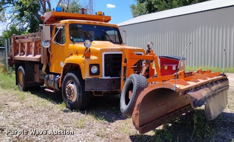image for item DP3387 1989 International  1954 dump truck