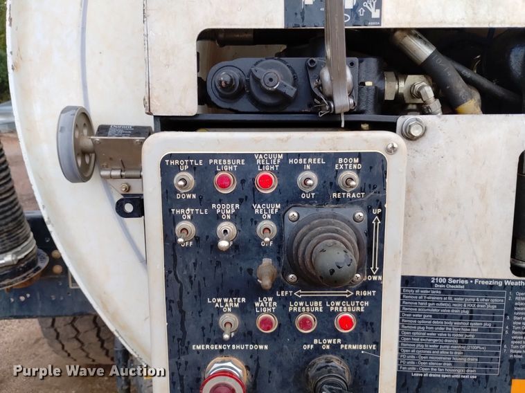 image for item DP3403 2015 International 7400  vacuum truck