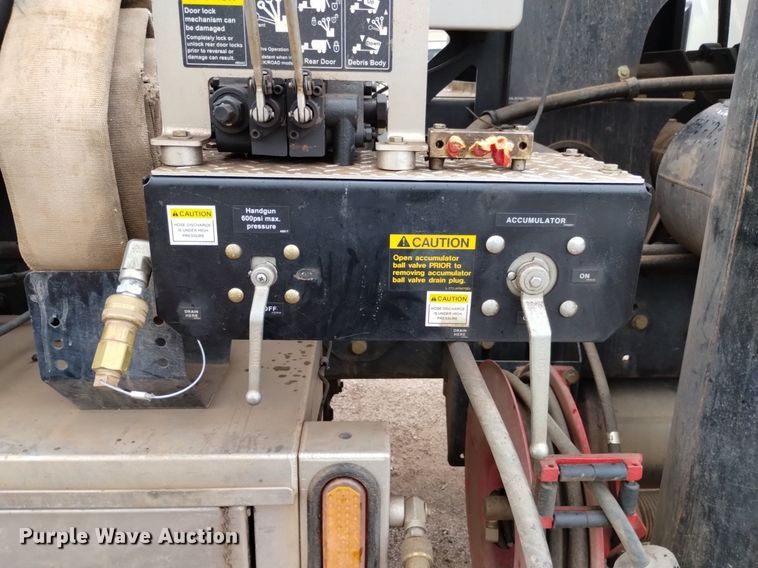 image for item DP3403 2015 International 7400  vacuum truck