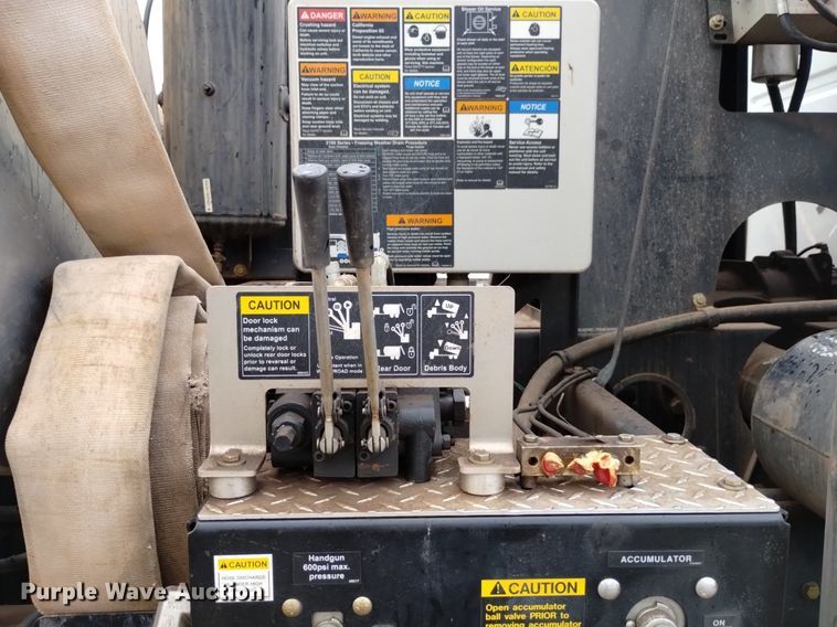 image for item DP3403 2015 International 7400  vacuum truck