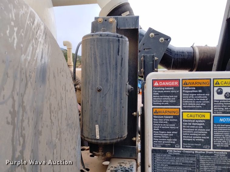 image for item DP3403 2015 International 7400  vacuum truck