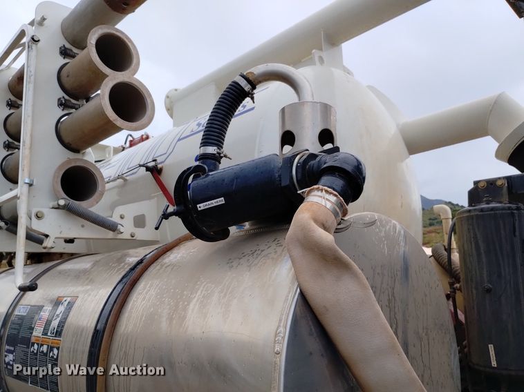 image for item DP3403 2015 International 7400  vacuum truck