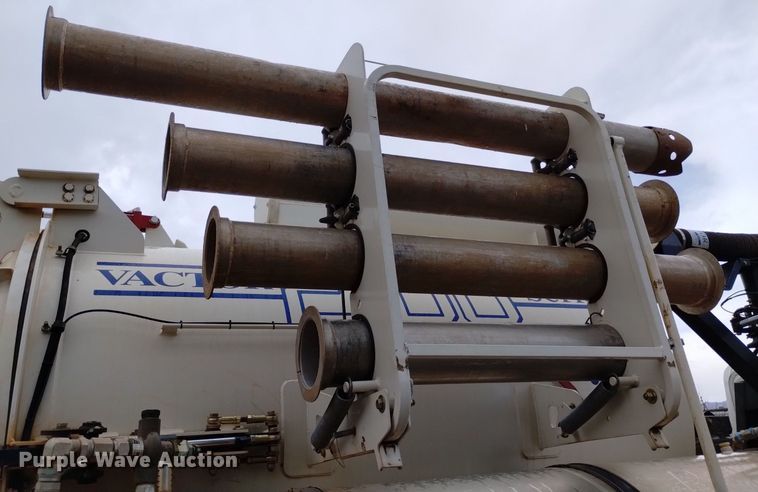 image for item DP3403 2015 International 7400  vacuum truck