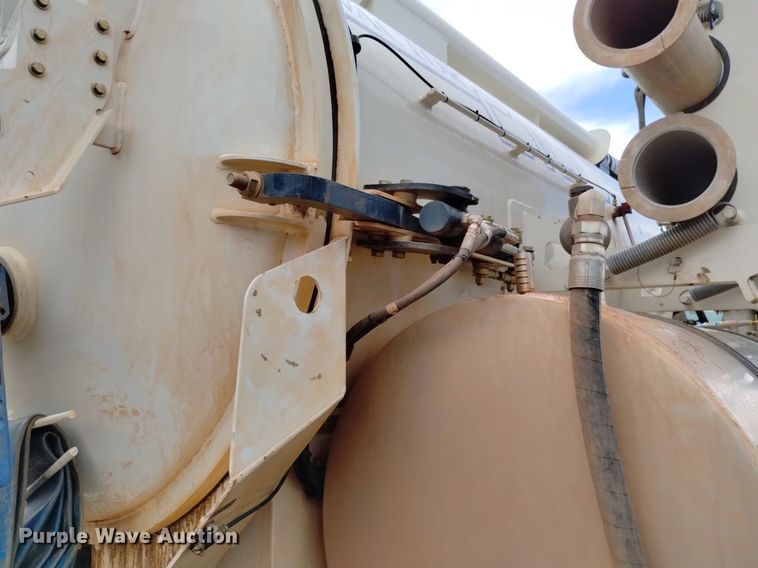 image for item DP3403 2015 International 7400  vacuum truck