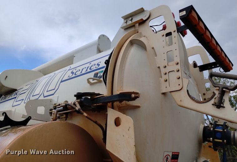 image for item DP3403 2015 International 7400  vacuum truck