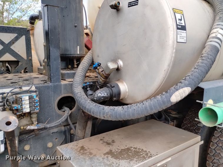 image for item DP3403 2015 International 7400  vacuum truck