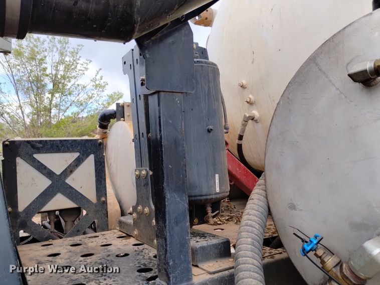 image for item DP3403 2015 International 7400  vacuum truck