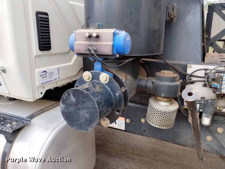 image for item DP3403 2015 International 7400  vacuum truck