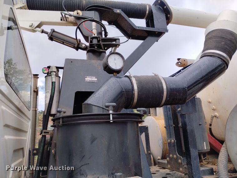 image for item DP3403 2015 International 7400  vacuum truck