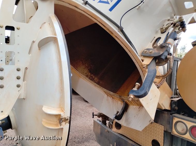 image for item DP3403 2015 International 7400  vacuum truck