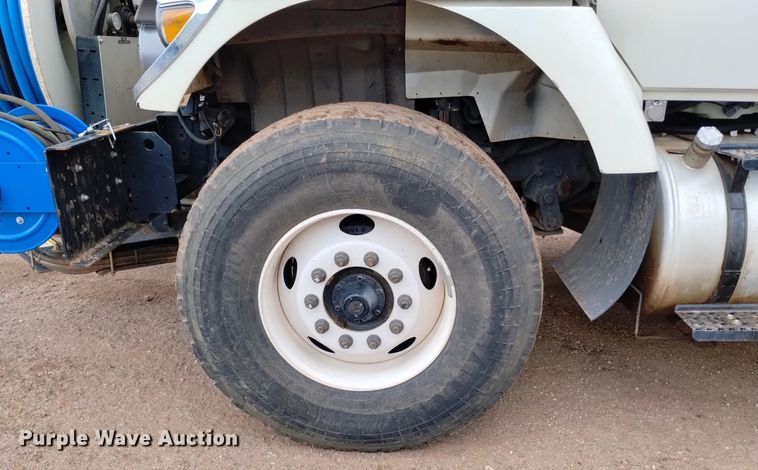 image for item DP3403 2015 International 7400  vacuum truck