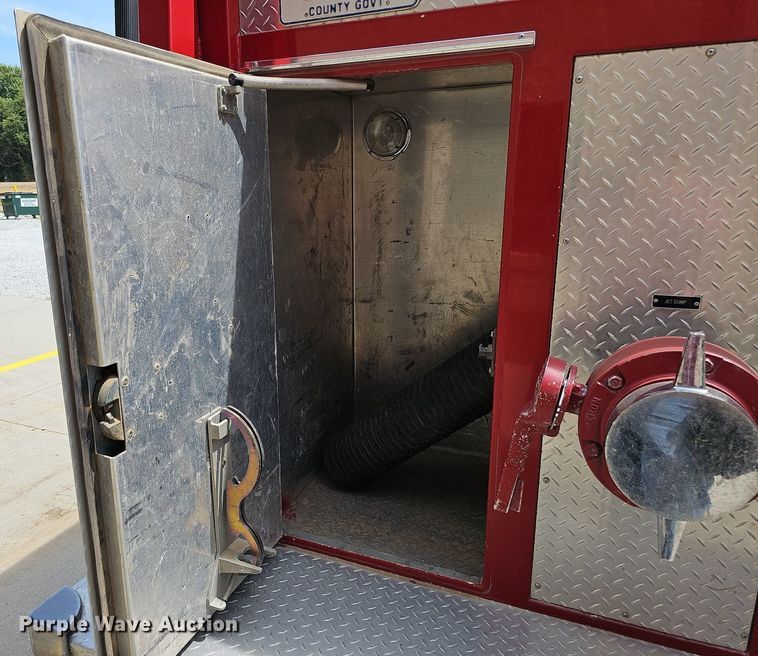 image for item DQ0255 1983 Ford 9000  pumper fire truck