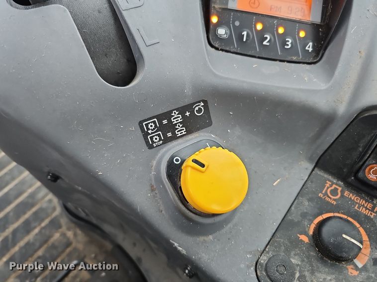 image for item DQ0293 2019 Kubota M6-131  MFWD tractor