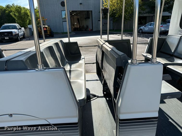 image for item DQ7358 2001 Ford E350  tram