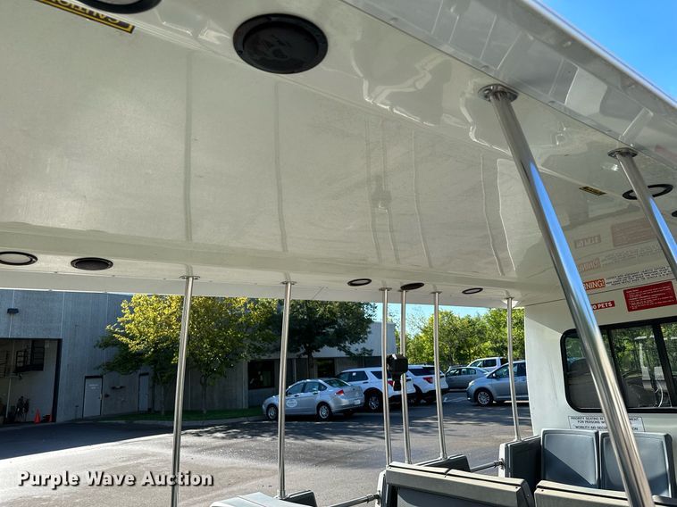 image for item DQ7358 2001 Ford E350  tram