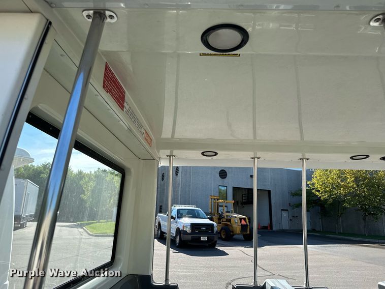 image for item DQ7358 2001 Ford E350  tram