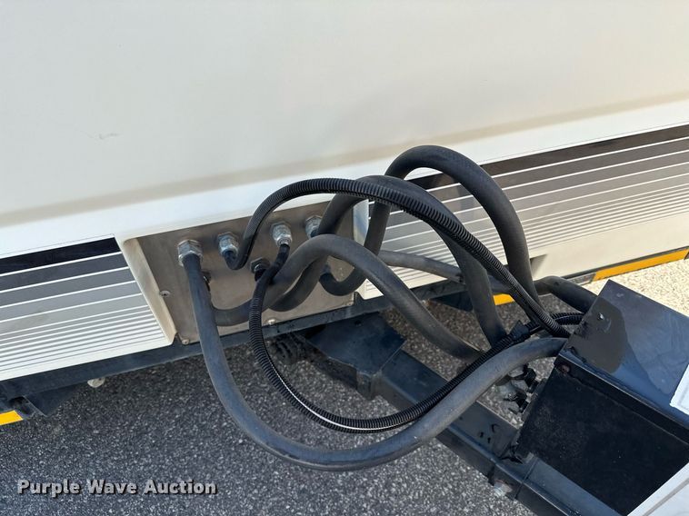 image for item DQ7358 2001 Ford E350  tram