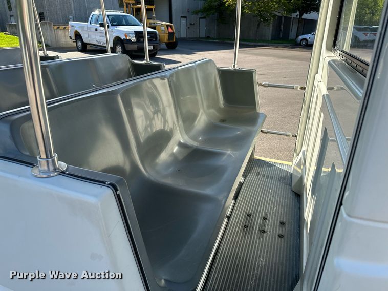 image for item DQ7358 2001 Ford E350  tram