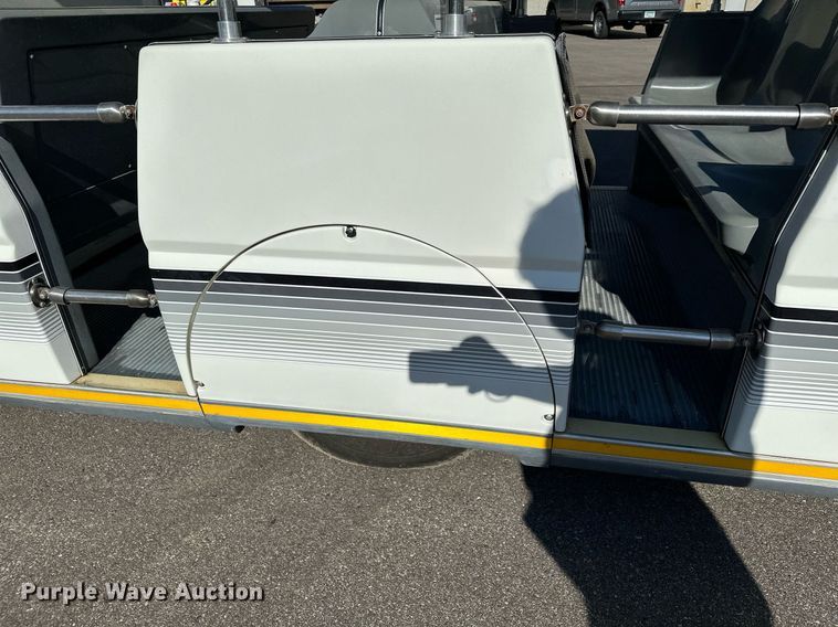 image for item DQ7358 2001 Ford E350  tram