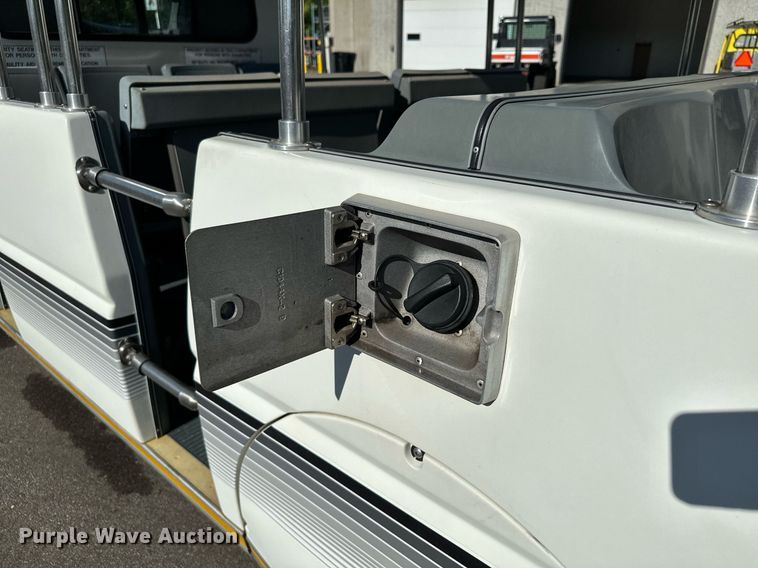 image for item DQ7358 2001 Ford E350  tram