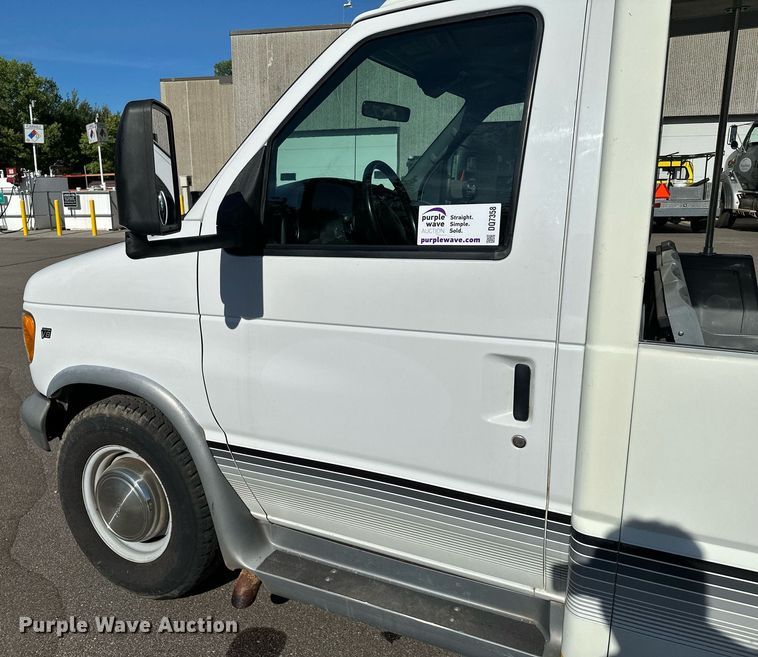 image for item DQ7358 2001 Ford E350  tram