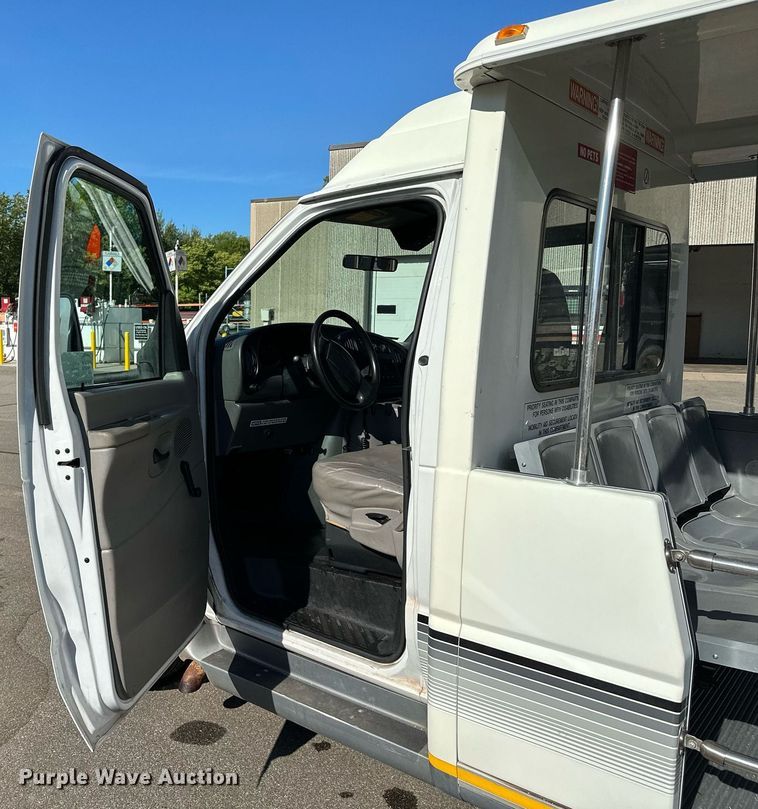 image for item DQ7358 2001 Ford E350  tram